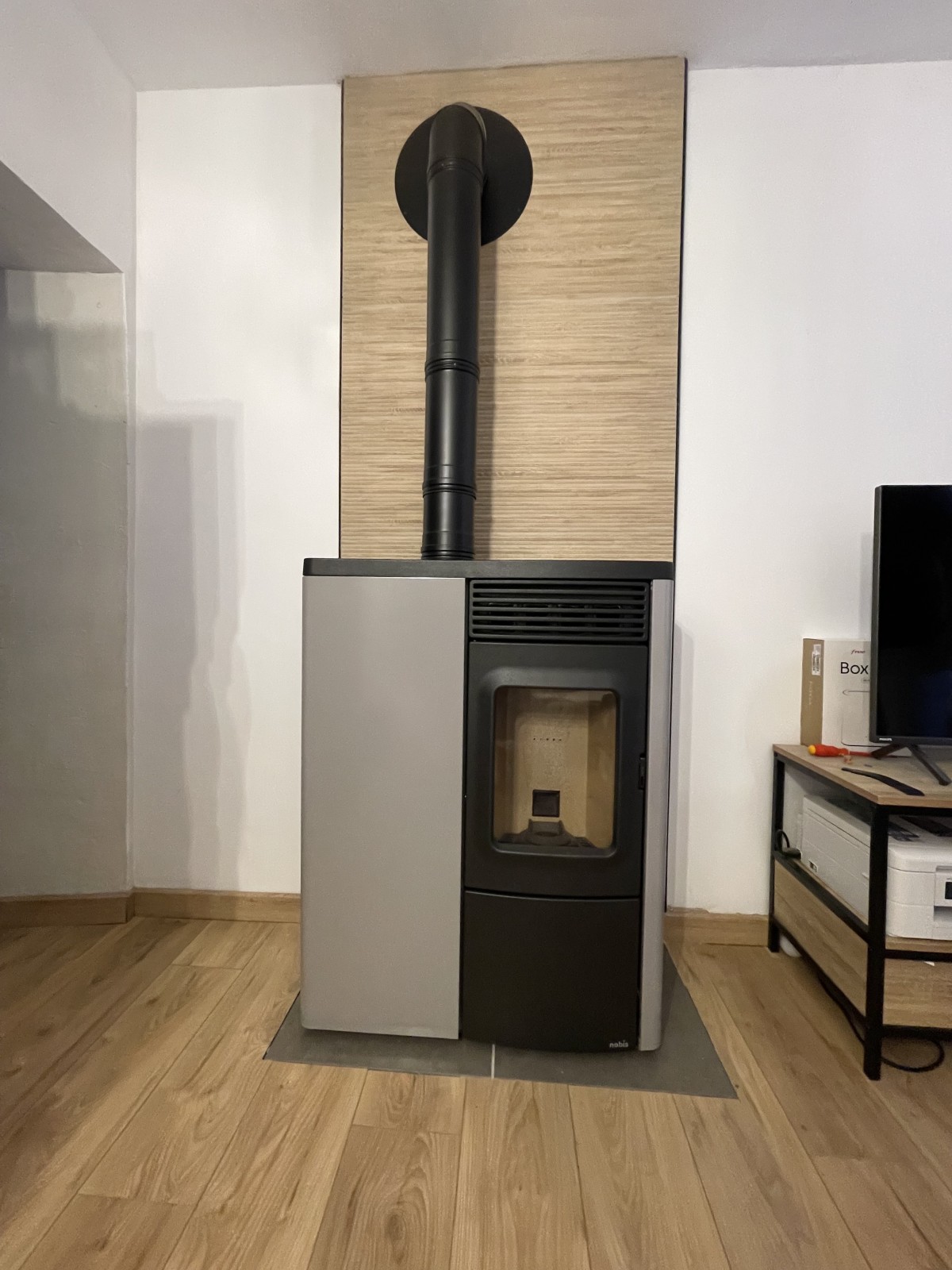 Poêle à granulés compact peu profond Nobis N70 slim brasier autonettoyant dans le Var 83