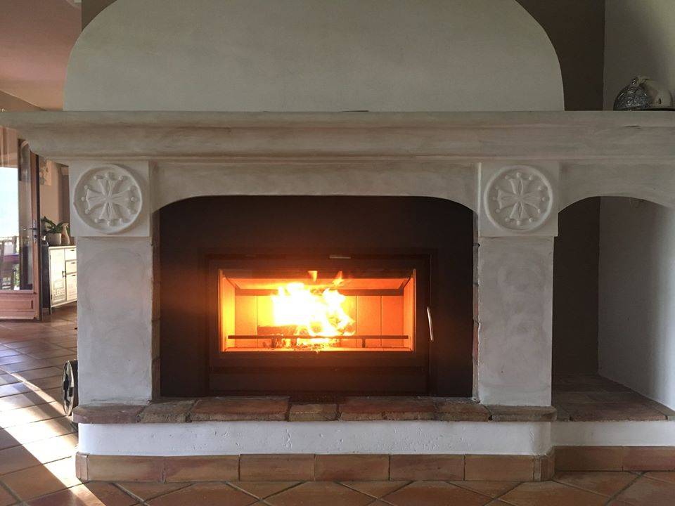 Installation d'un insert bois dans une cheminée ouverte sur Gareoult près de saint maximin la sainte baume dans le Var 83