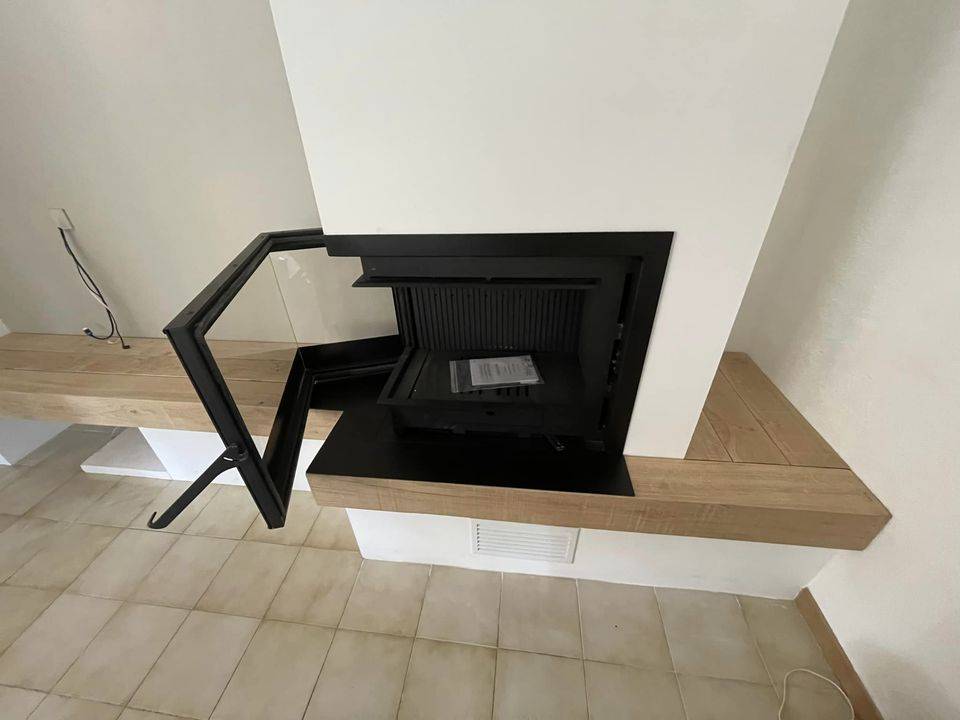Installation d'une cheminée sur mesure vitre lateral moderne BECAFIRE sur saint Maximin la sainte baume
