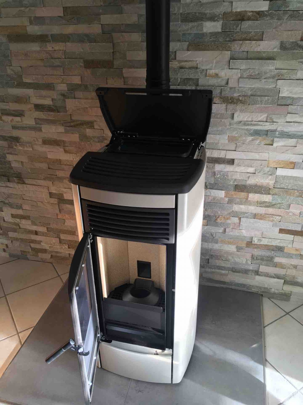 Poêle à granulés de référence Klover tout de série wifi brasier autonettoyant dernière technologie inovante sur Brignoles près de saint Maximin dans le var 83