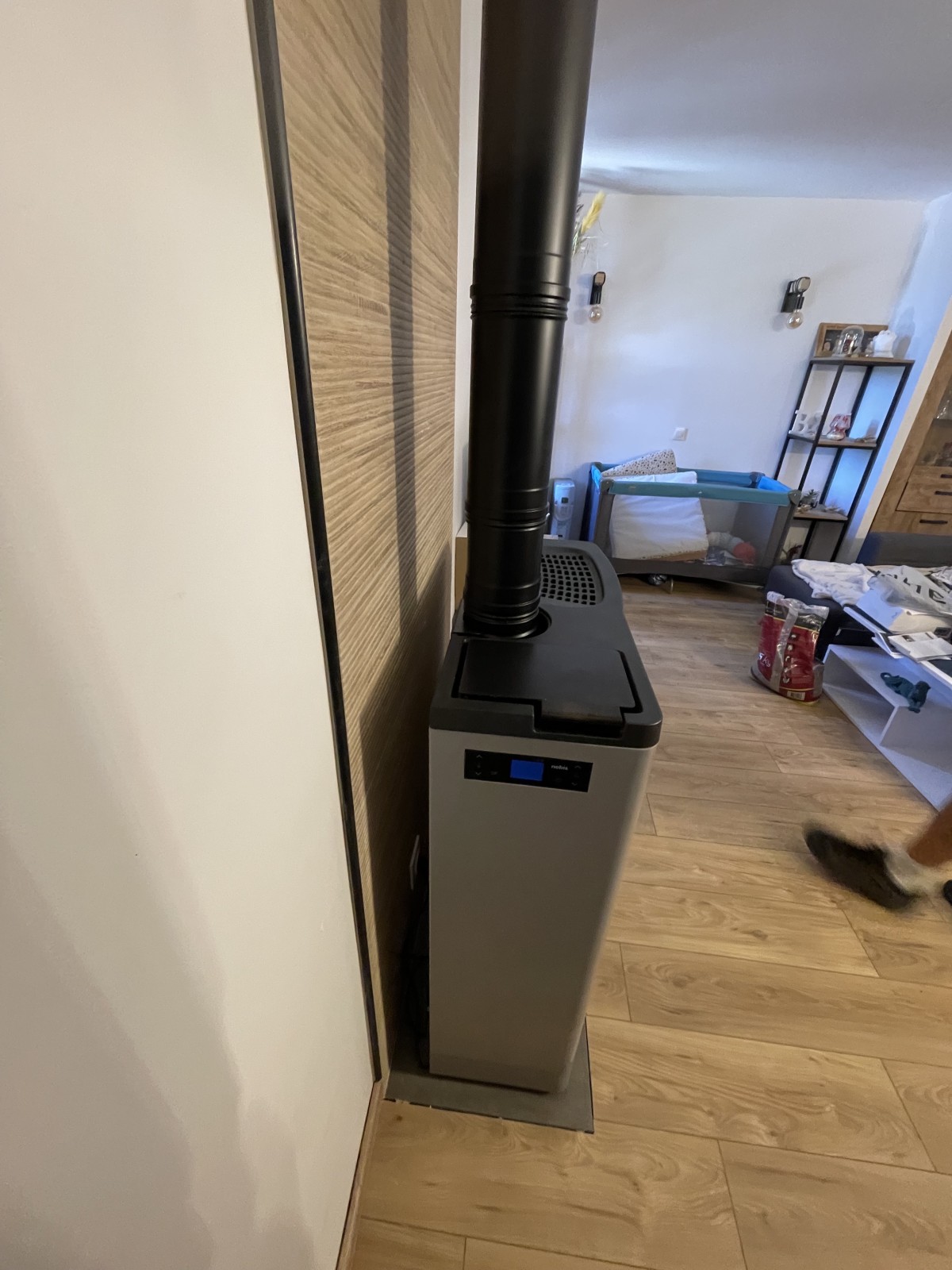 Poêle à granulés compact peu profond Nobis N70 slim brasier autonettoyant dans le Var 83