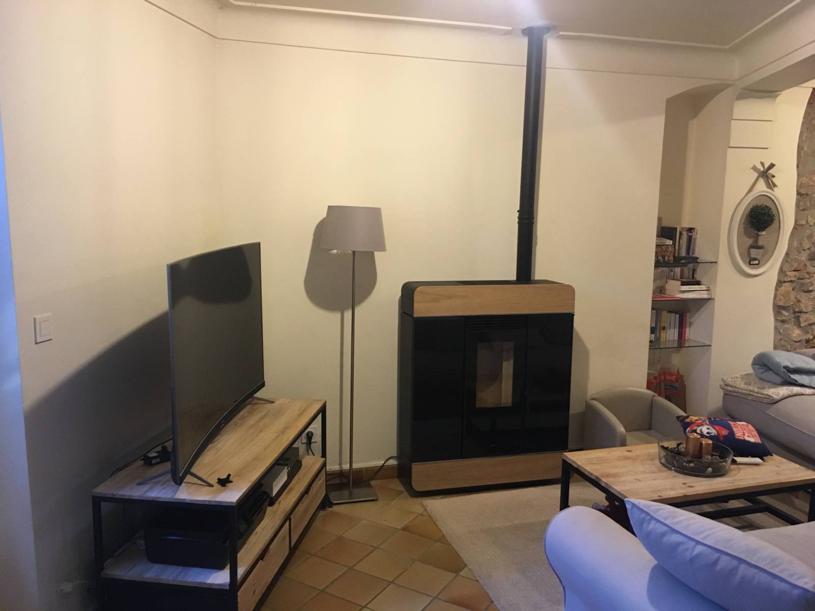pourcieux Poele à granulés couloir peu de profondeur DIVA SLIM AIR ASTRA ACIER OU GLASS sur GAREOULT près de Saint Maximin dans le VAR 83