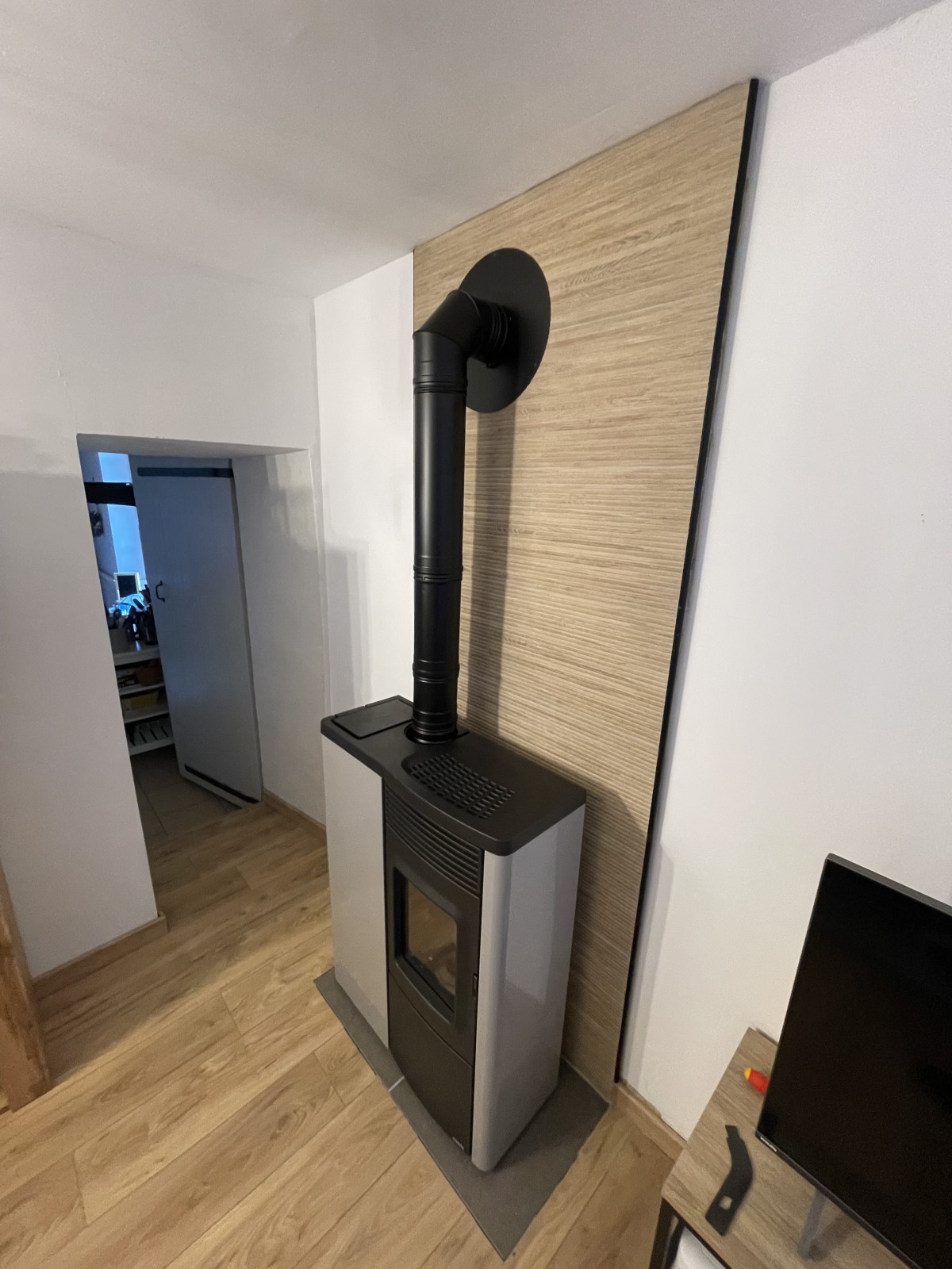 Poêle à granulés compact peu profond Nobis N70 slim brasier autonettoyant dans le Var 83