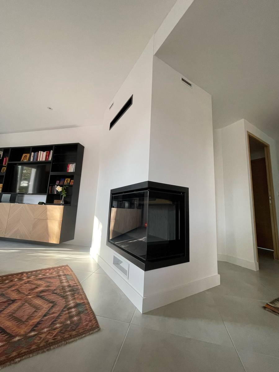 Installation d'une cheminée sur mesure vitre lateral moderne BECAFIRE sur carces