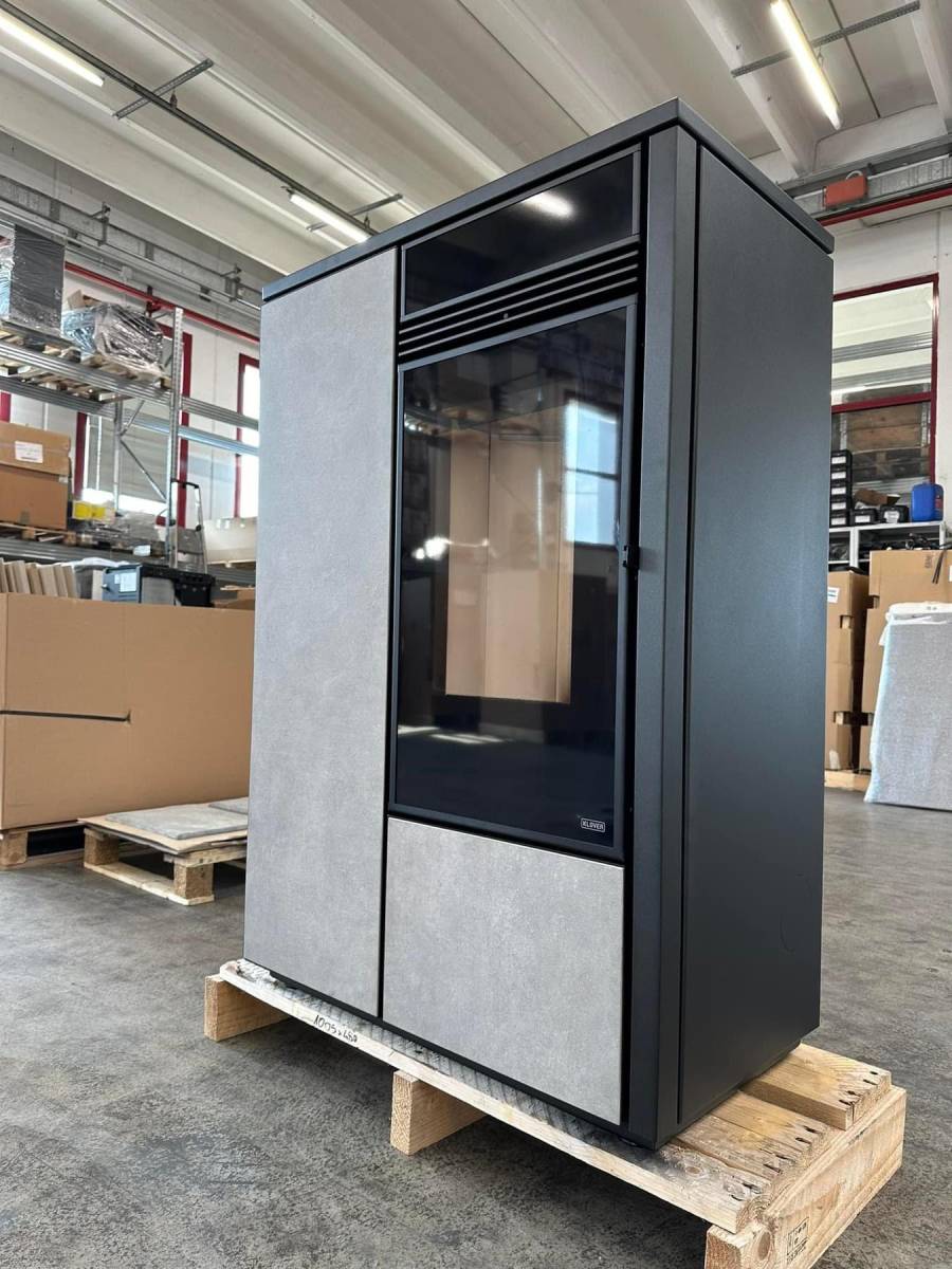 Poele à granulés KLOVER VERTICAL réservoir de 45Kg Accus fonte convection naturelle 2024 sur Rians dans le VAR 83