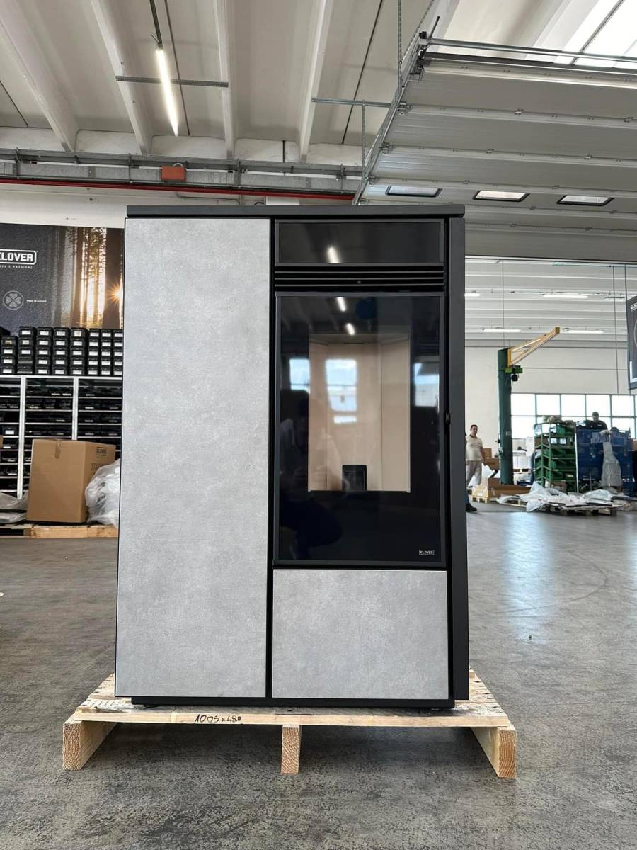 Poele à granulés KLOVER VERTICAL réservoir de 45Kg Accus fonte convection naturelle 2024 sur Carces dans le VAR 83