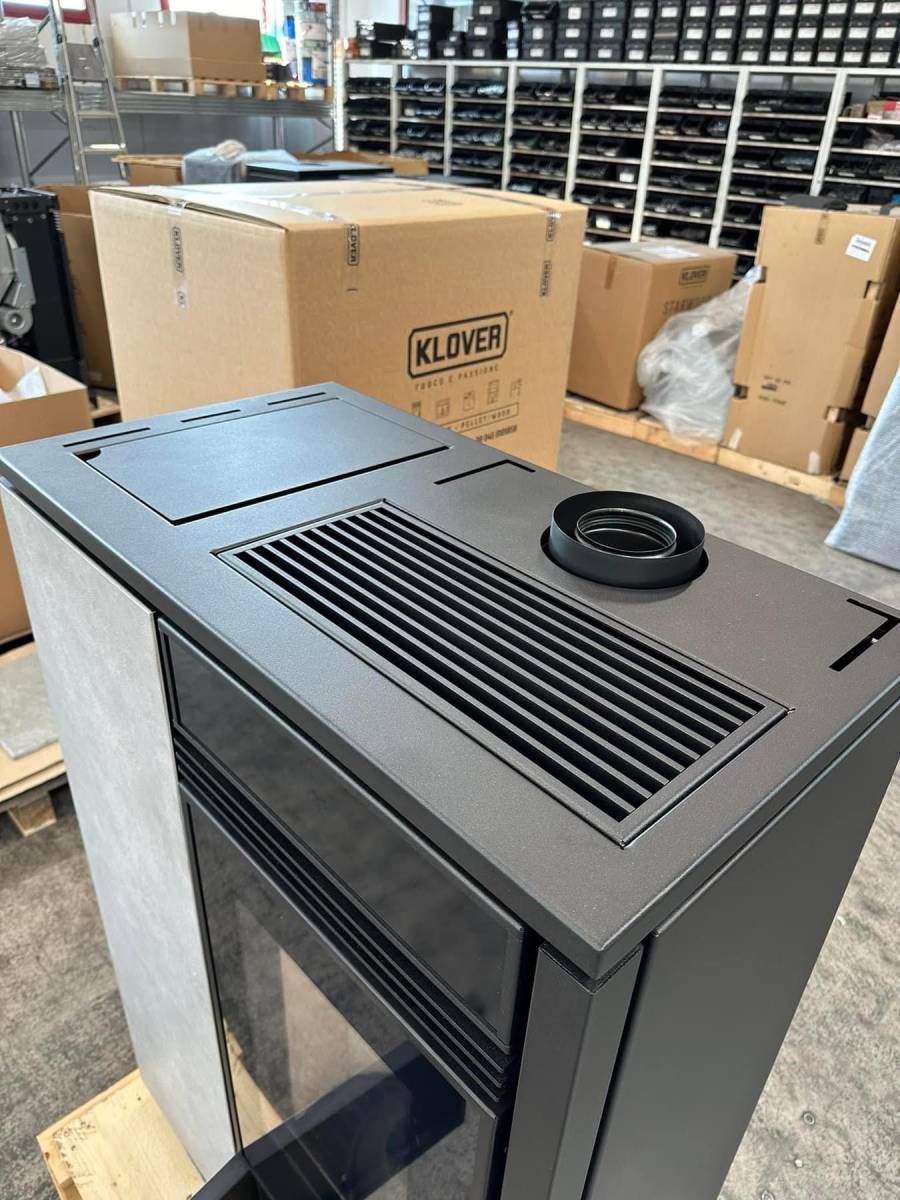 Poele à granulés KLOVER VERTICAL réservoir de 45Kg Accus fonte convection naturelle 2024 sur Barjols dans le VAR 83