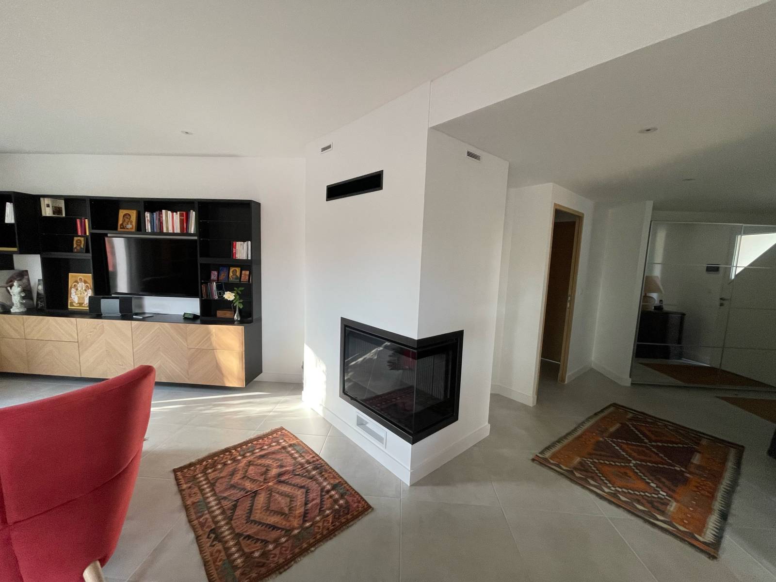 Installation d'une cheminée sur mesure vitre lateral moderne BECAFIRE sur pourrieres