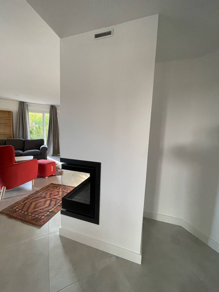 Installation d'une cheminée sur mesure vitre lateral moderne BECAFIRE sur gareoult