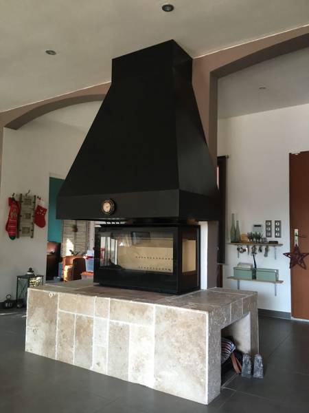 Installation d'un insert bois dans une cheminée ouverte sur Gareoult près de saint maximin la sainte baume dans le Var 83