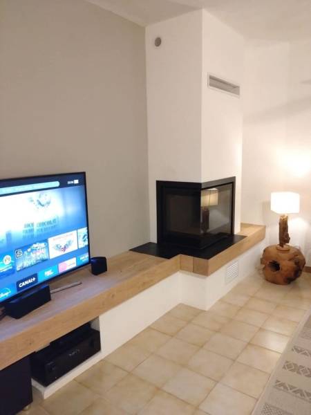 Installation d'une cheminée sur mesure vitre lateral moderne BECAFIRE sur Le VAL 83
