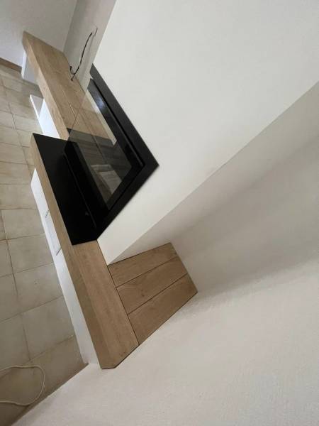 Installation d'une cheminée sur mesure vitre lateral moderne BECAFIRE sur Barjols
