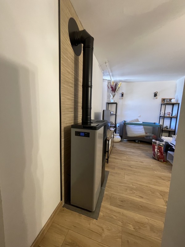 Poêle à granulés compact peu profond Nobis N70 slim brasier autonettoyant dans le Var 83
