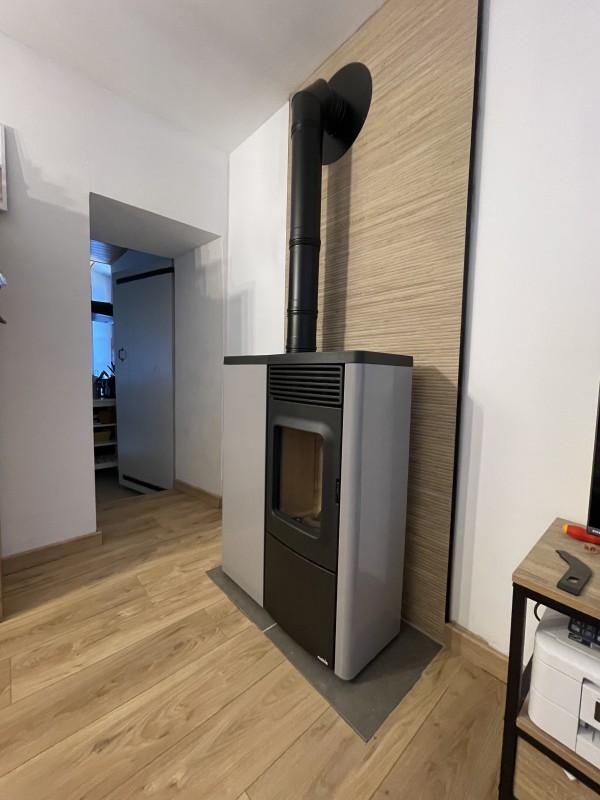 Poêle à granulés compact peu profond Nobis N70 slim brasier autonettoyant dans le Var 83