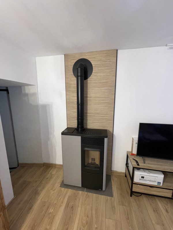 Poêle à granulés compact peu profond Nobis N70 slim brasier autonettoyant dans le Var 83