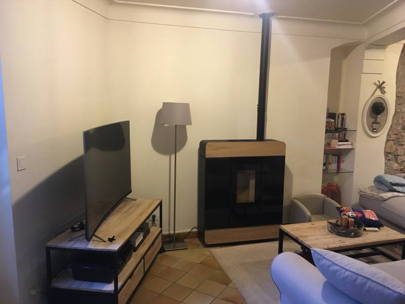 pourcieux Poele à granulés couloir peu de profondeur DIVA SLIM AIR ASTRA ACIER OU GLASS sur GAREOULT près de Saint Maximin dans le VAR 83