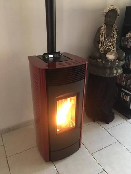 Pose de poêle à bois à granule style design avec vitre galbée près de Brignoles var