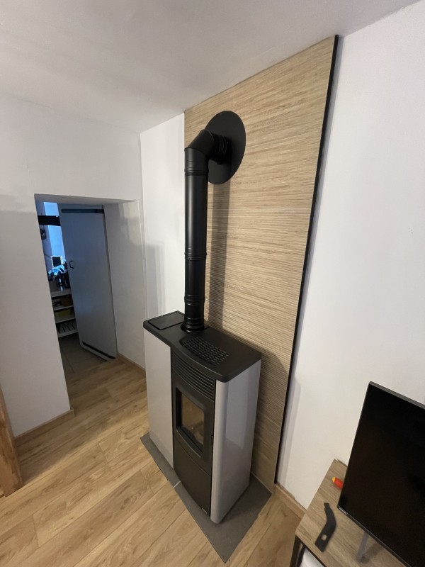 Poêle à granulés compact peu profond Nobis N70 slim brasier autonettoyant dans le Var 83