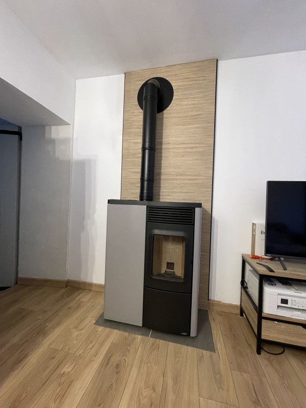 Poêle à granulés compact peu profond Nobis N70 slim brasier autonettoyant dans le Var 83