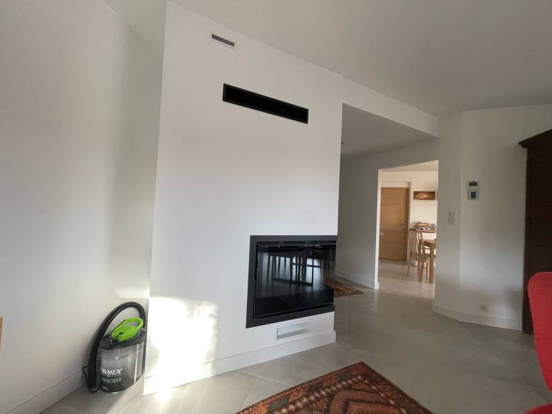 Installation d'une cheminée sur mesure vitre lateral moderne BECAFIRE corner sur seillons