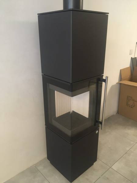 Vente et pose d'un poêle à bois d'angle design à TOURVES près de BRIGNOLES
